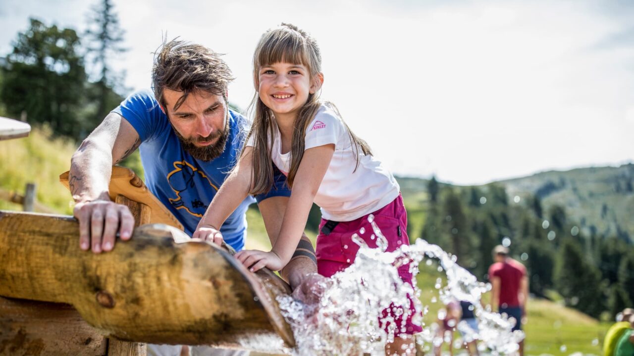familien-streifen-sommer-home 5 sommer familie zirbenpark wasser 1