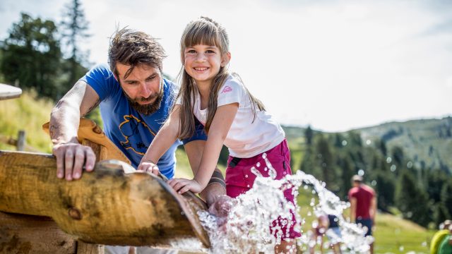 sommer familie zirbenpark wasser 1