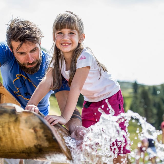 sommer familie zirbenpark wasser 1