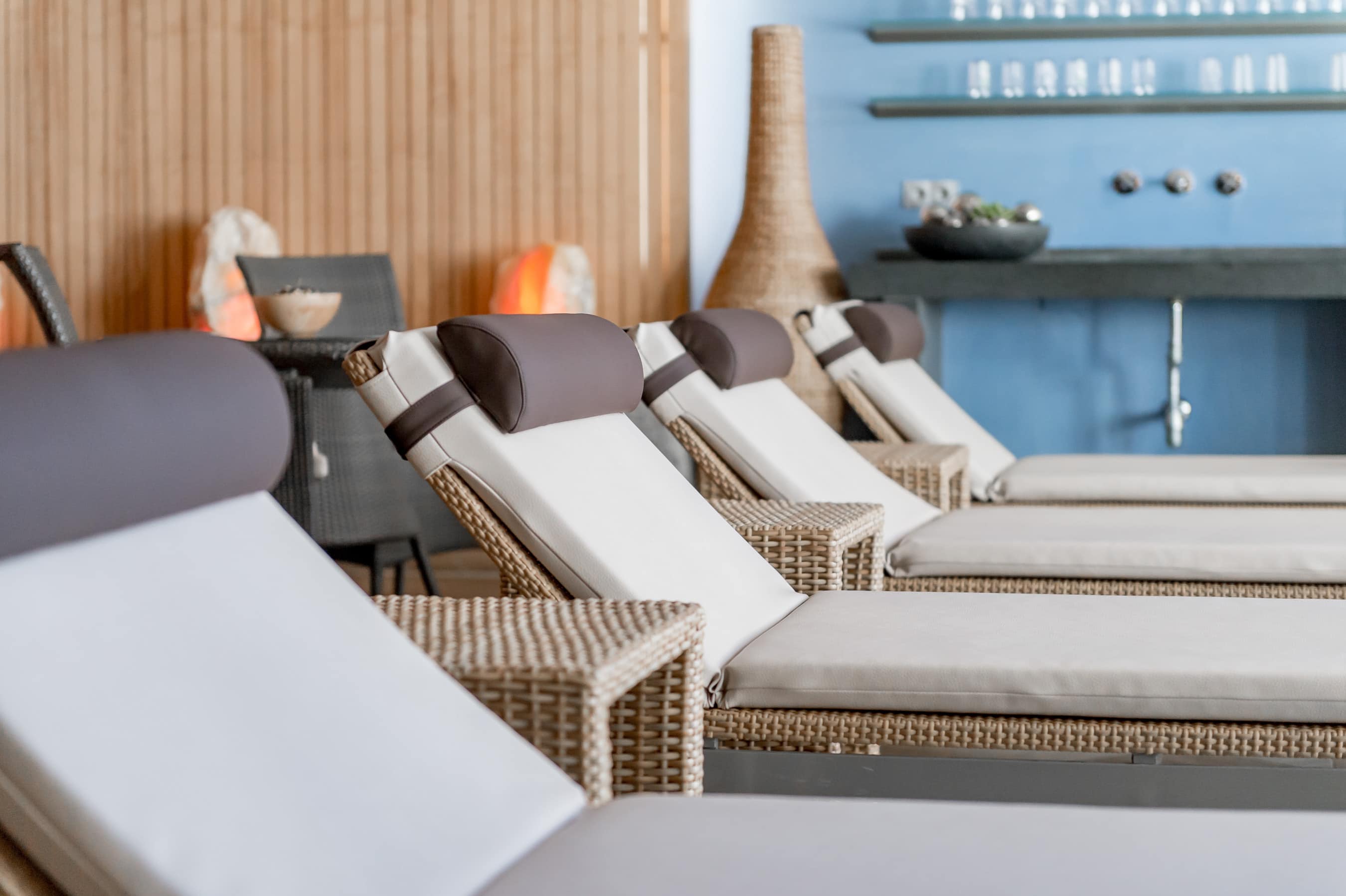 wellness-streifen-home 6 wellness ruheraum liegen1